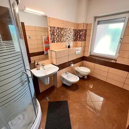 Cozy With Private Parking Temešvár